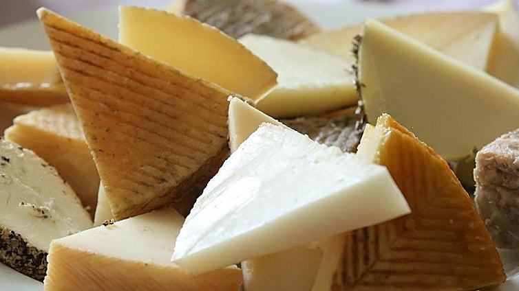 Health alert due to presence of bacteria in several batches of cheeses from France sold in Spain