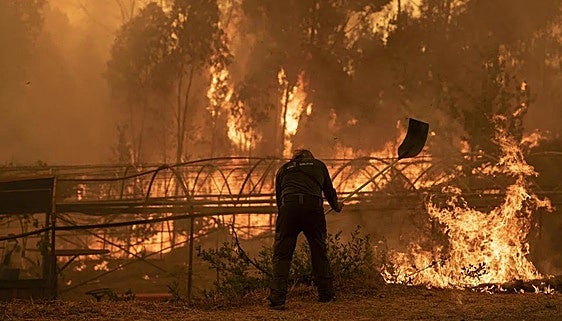 Spain burns for ninth consecutive day with more than 40 active forest fires, four dead and thousands evacuated from their homes