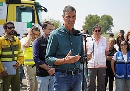 Pedro Sánchez speaks during his visit to the Jarilla fire forward command post (PMA).