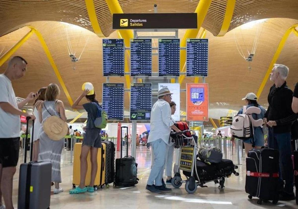 International tourism hits record highs: Spain receives 64 million passengers by air up to July, with Brits leading the way