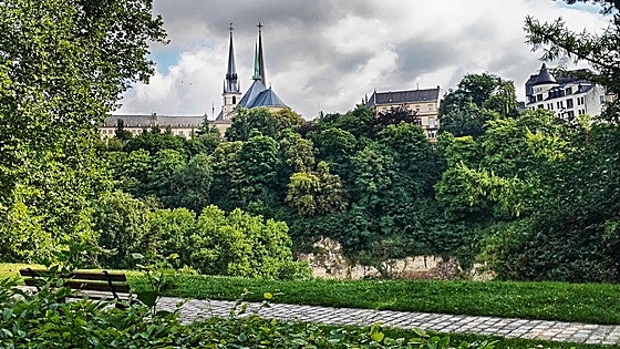 A city visit with refreshing summer rain
