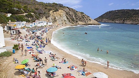 Young woman dies after being struck by propeller of boat after falling into sea off coast of Spain