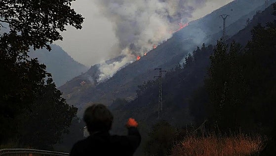 Moderate optimism for control of the 14 direct-risk-to-population forest fires still burning in Spain