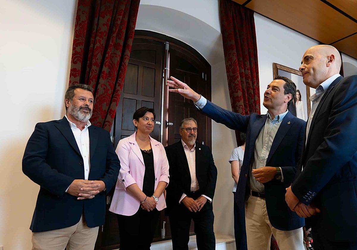 Juanma Moreno (second right) with the mayor of Archidona during his visit.