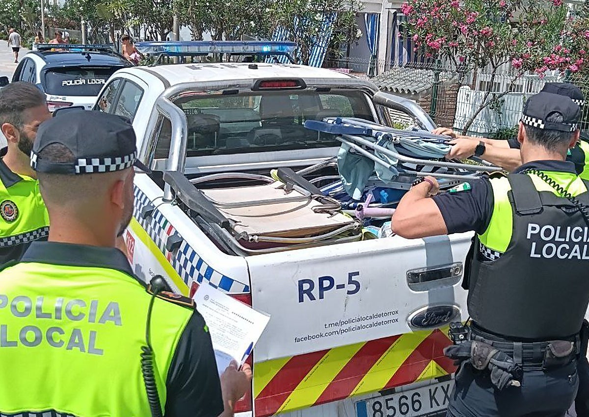 Imagen secundaria 1 - Local Police officers remove items from beaches in Torrox Costa