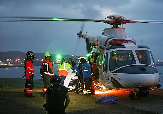The rescue of the young woman who fell from El Cerro de Santa Catalina in Gijón in May 2023.