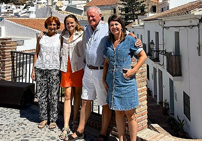 The councillor for culture Carmen Cerezo, with the family that donated the pots