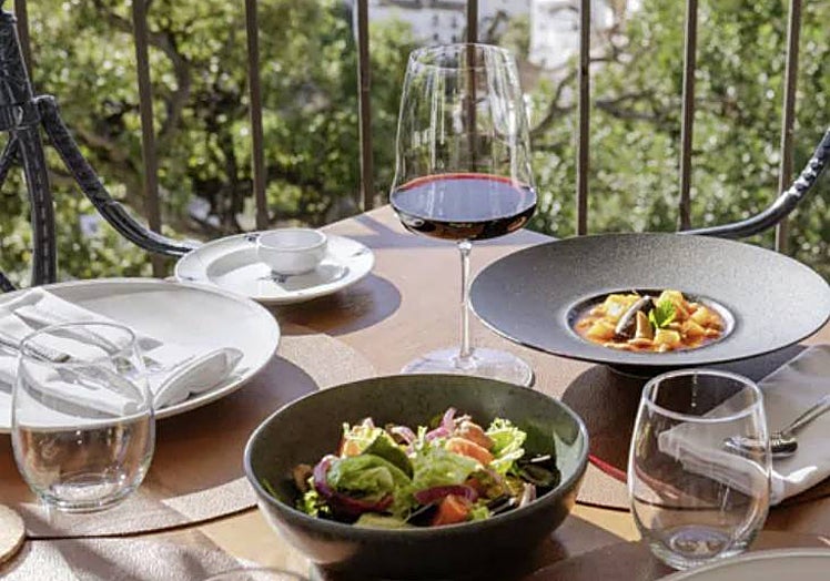 Table on the Sarmiento terrace.