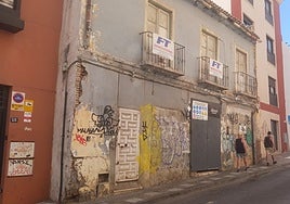 Building at Calle Refino 17.