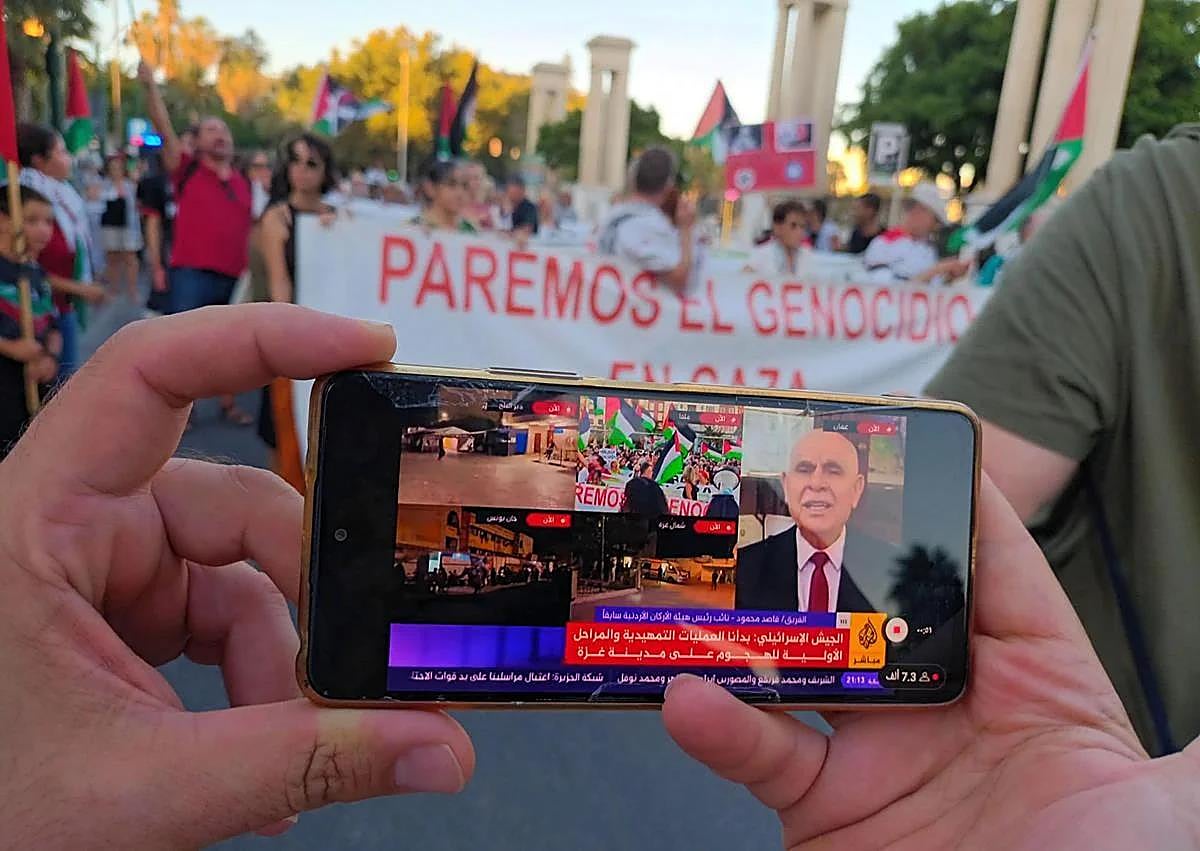 Imagen secundaria 1 - Thousands of people demonstrate their support for Gaza in Malaga: &#039;We cannot look the other way&#039;