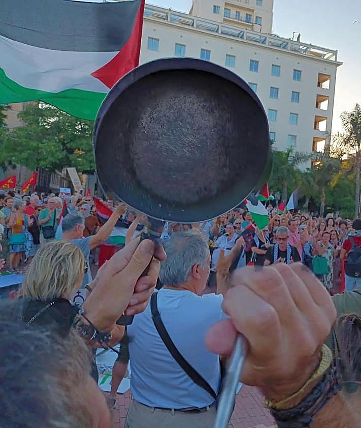 Imagen secundaria 2 - Thousands of people demonstrate their support for Gaza in Malaga: 'We cannot look the other way'