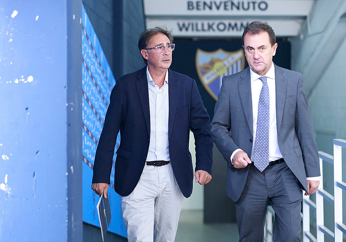 Malaga's sporting director Loren Juarros, left, with the club's administrator, José María Muñoz.
