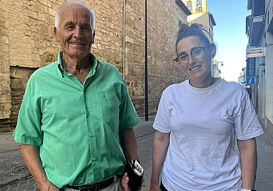 Tomás and Rosario, reunited after the wallet was returned.