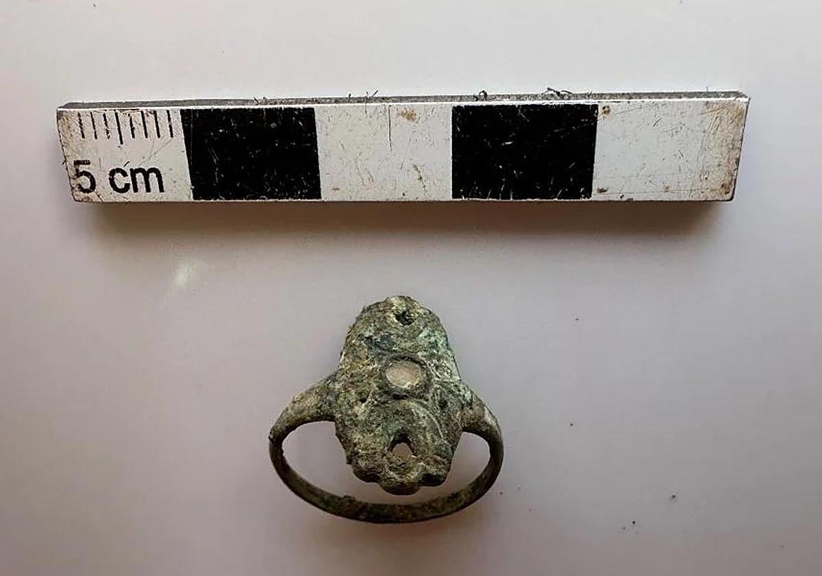 Imagen principal - Some of the personal objects that have been found in Campillos.