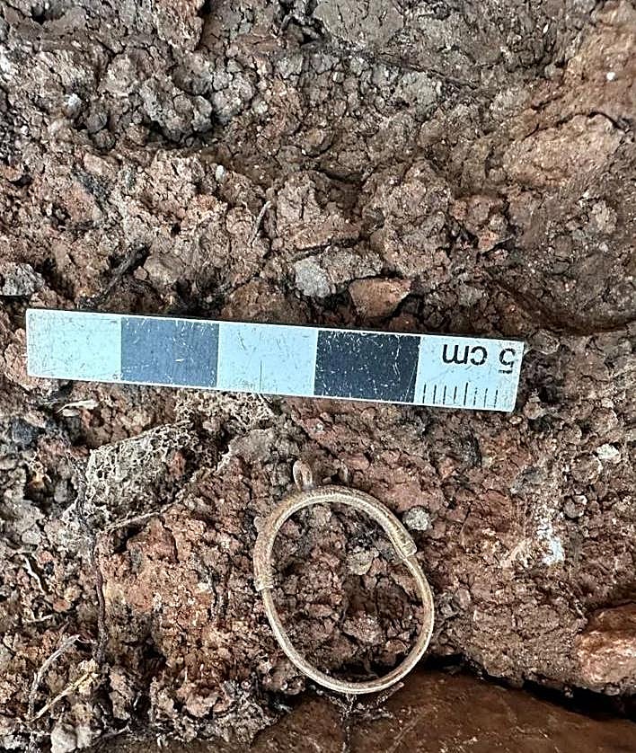 Imagen secundaria 2 - Some of the personal objects that have been found in Campillos.