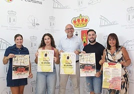 The town's mayor (c) at the presentation of the fair.