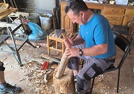 Joselín in his workshop in Benalauría.