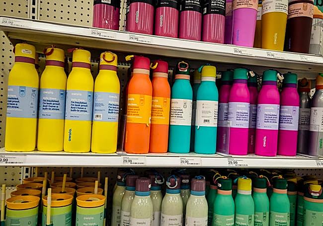 Owala water bottles vary in colour and design.