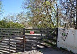 The main access to the Villa Turística de Periana, which has been closed since 2003.