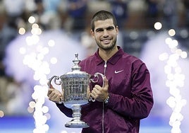 Alcaraz poses with the US Open trophy.