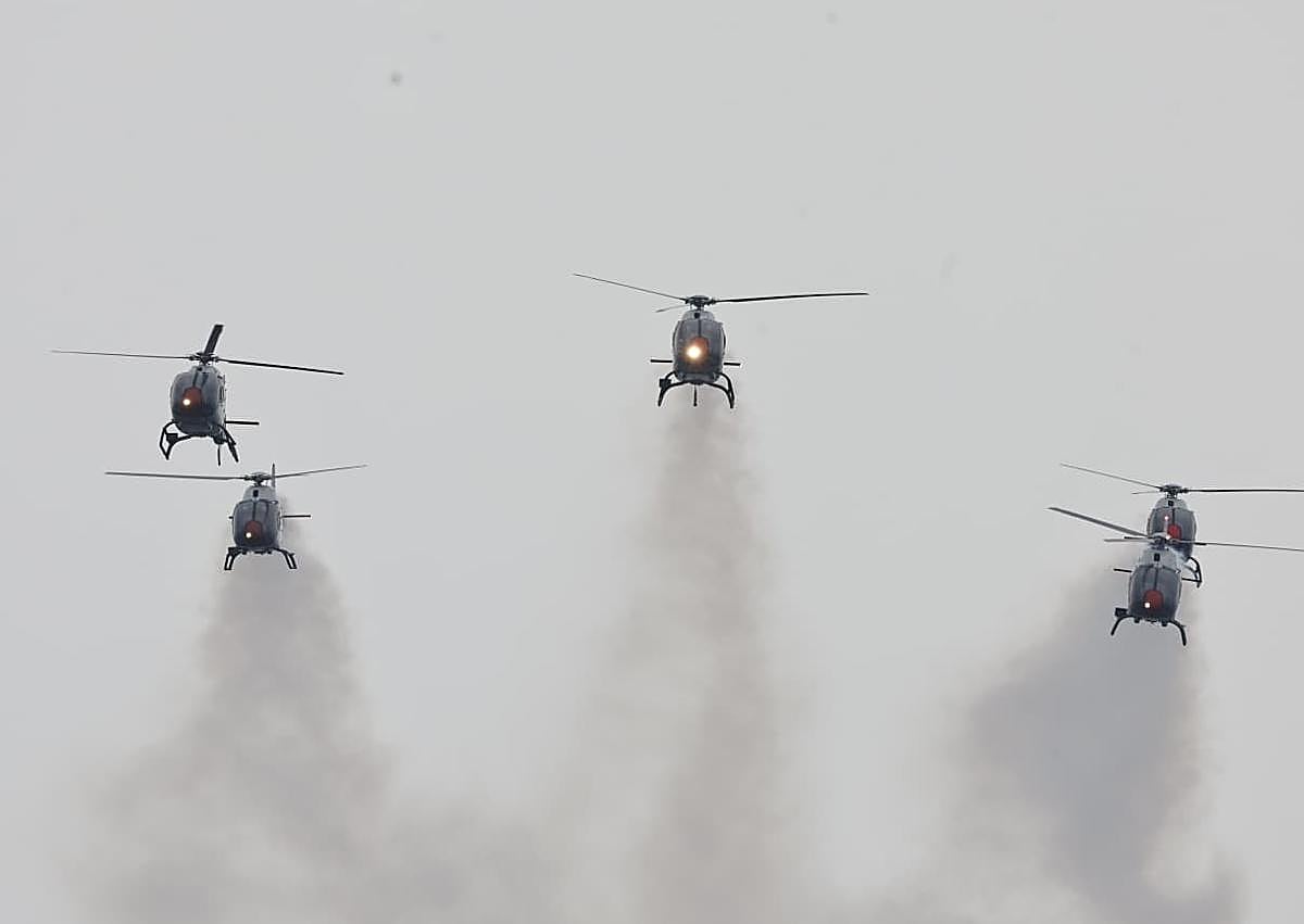 Imagen secundaria 1 - Costa del Sol air show draws the crowds despite the cloud and rain, in photos and video