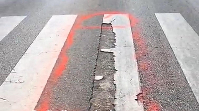 Police catch man red-handed while painting a large penis to mark pothole in a Malaga street