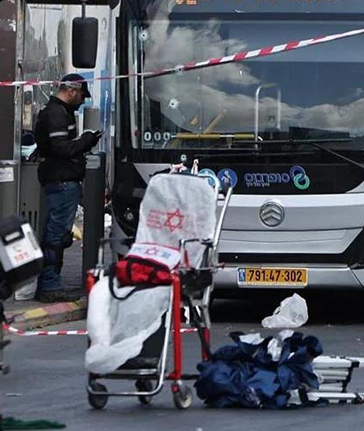 Imagen secundaria 2 - Benjamin Netanyahu visited the scene of the bus shooting. 