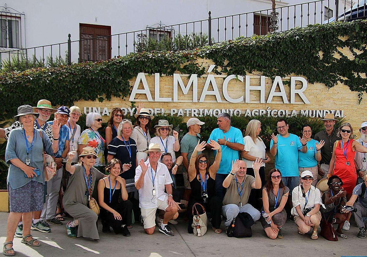 Imagen principal - International press club members discover the heart of Malaga&#039;s Axarquía