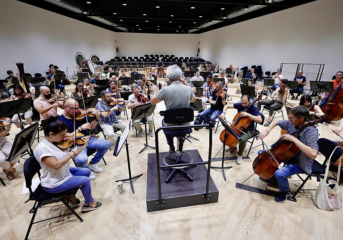 Conductor Pedro Halffter rehearses with the OFM in its new hall.