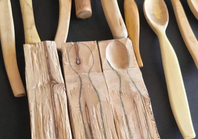 The steps during which a piece of wood evolves into a spoon.