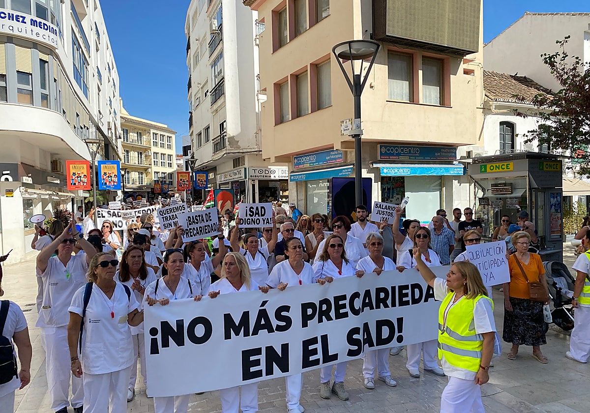 Demonstration of workers, relatives and users of the SAD service demanding better working conditions, today in Calle Terraza in Estepona.