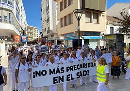 Demonstration of workers, relatives and users of the SAD service demanding better working conditions, today in Calle Terraza in Estepona.