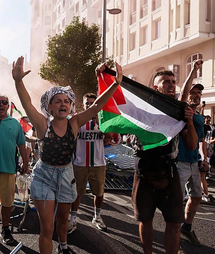 Imagen secundaria 2 - Spain's La Vuelta cycle race descends into chaos as pro-Palestinian protesters stop it reaching the finishing line
