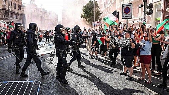 Spain's La Vuelta cycle race descends into chaos as pro-Palestinian protesters stop it reaching the finishing line