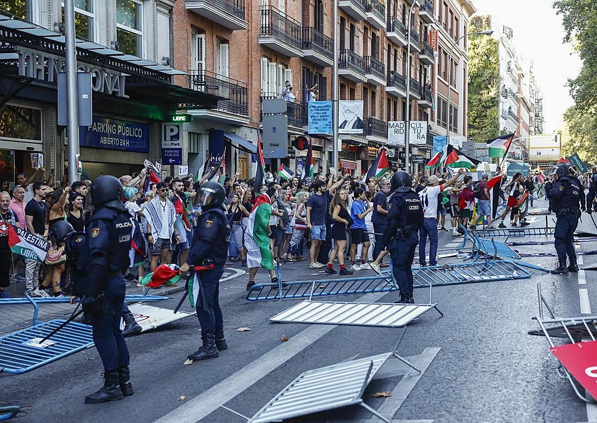 Imagen secundaria 1 - Spain&#039;s La Vuelta cycle race descends into chaos as pro-Palestinian protesters stop it reaching the finishing line
