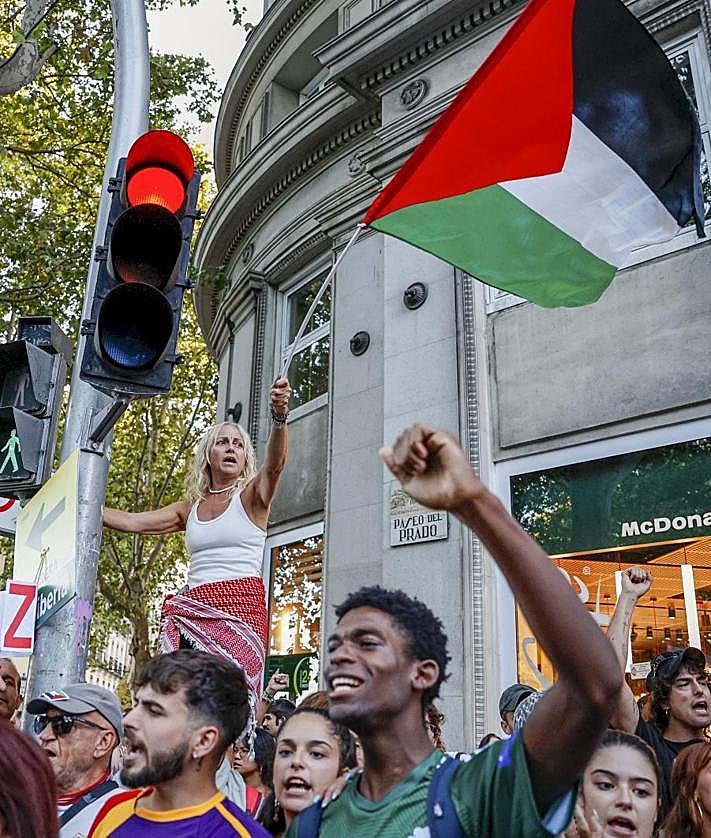 Imagen secundaria 2 - Spain&#039;s La Vuelta cycle race descends into chaos as pro-Palestinian protesters stop it reaching the finishing line