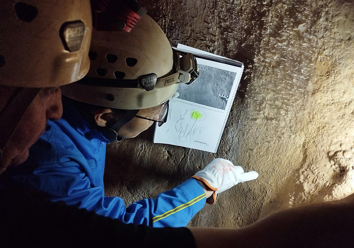 Researchers in the El Cantal caves.