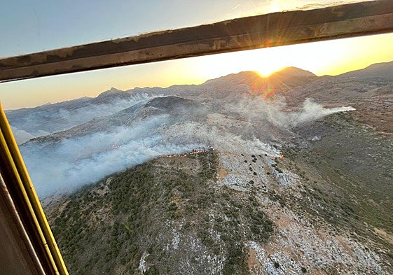 The flames pictured this Wednesday morning in Parauta in the Serranía de Ronda.