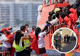 File image of the arrival of some of those rescued on 24 August and (inset) the transfer of the detainees in Gran Canaria.