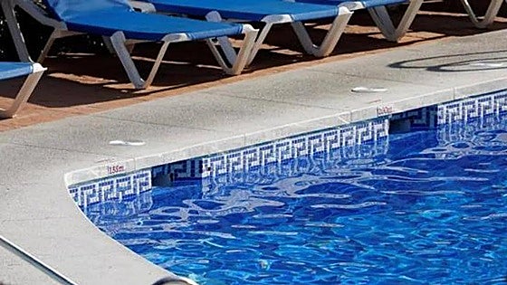 Foreign tourist dies in Marbella swimming pool where he was fooling around with friend