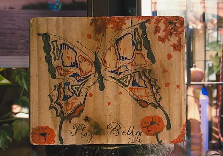 Hot dishes are served on wooden boards decorated with drawings made by customers’ children.