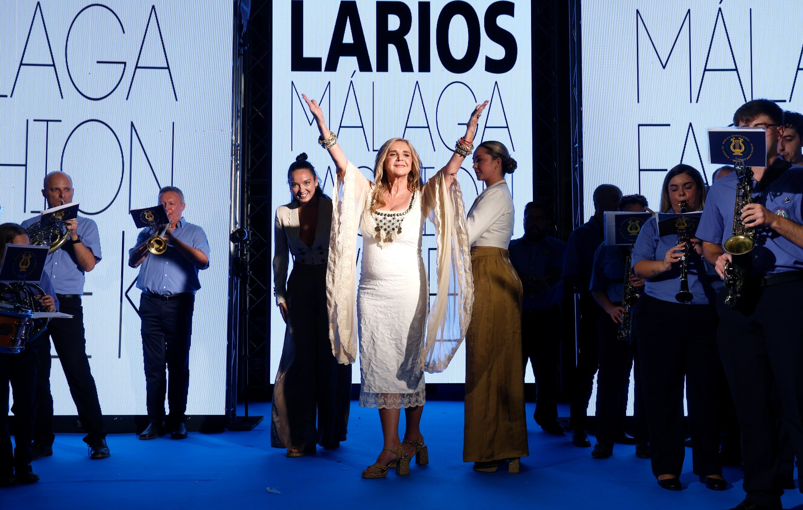 Aurora Gaviño recojo el Alfiler de Oro 2025 de la Pasarela Larios en reconocimiento a su trayectoria