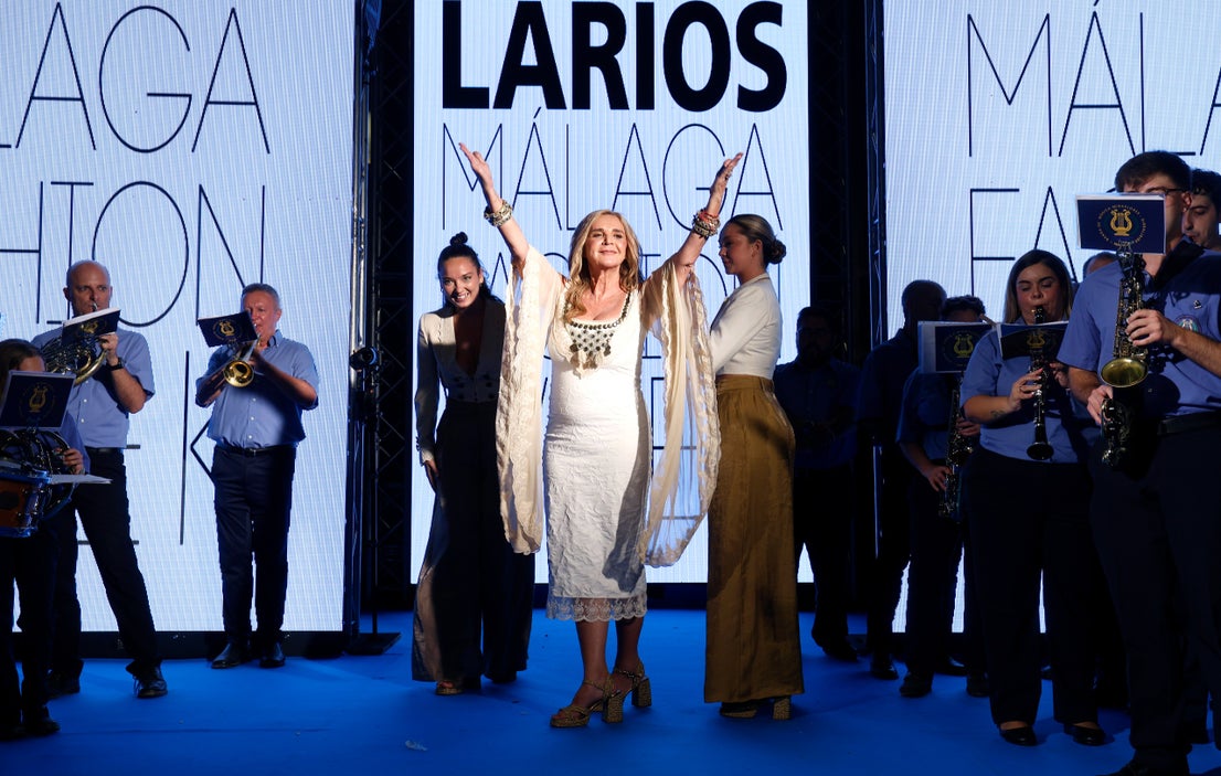Aurora Gaviño recojo el Alfiler de Oro 2025 de la Pasarela Larios en reconocimiento a su trayectoria