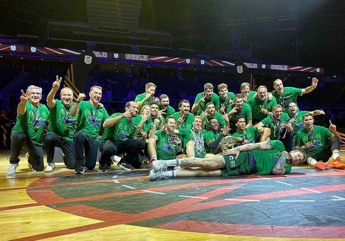 The Unicaja squad celebrate their victory in Singapore on Sunday.