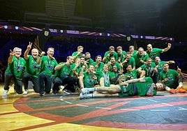 The Unicaja squad celebrate their victory in Singapore on Sunday.