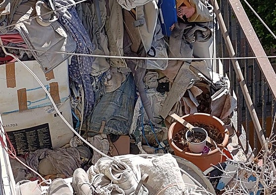 State of the terrace of the flat where the two brothers with Diogenes syndrome live.