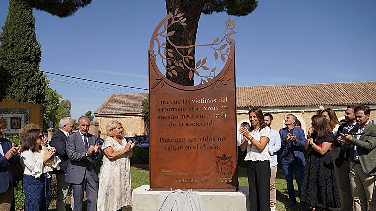 Ronda remembers victims of terrorism with new sculpture: 'So that their lives are not forgotten'