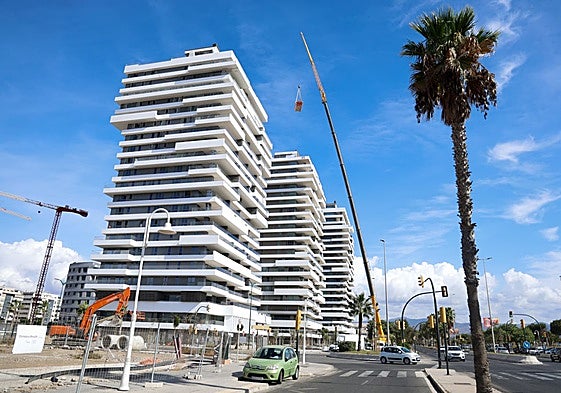 Current appearance of the three towers erected in the Torre del Río area.
