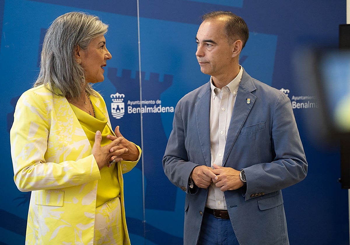 Social welfare councillor Áurea Peralta and mayor Juan Antonio Lara.