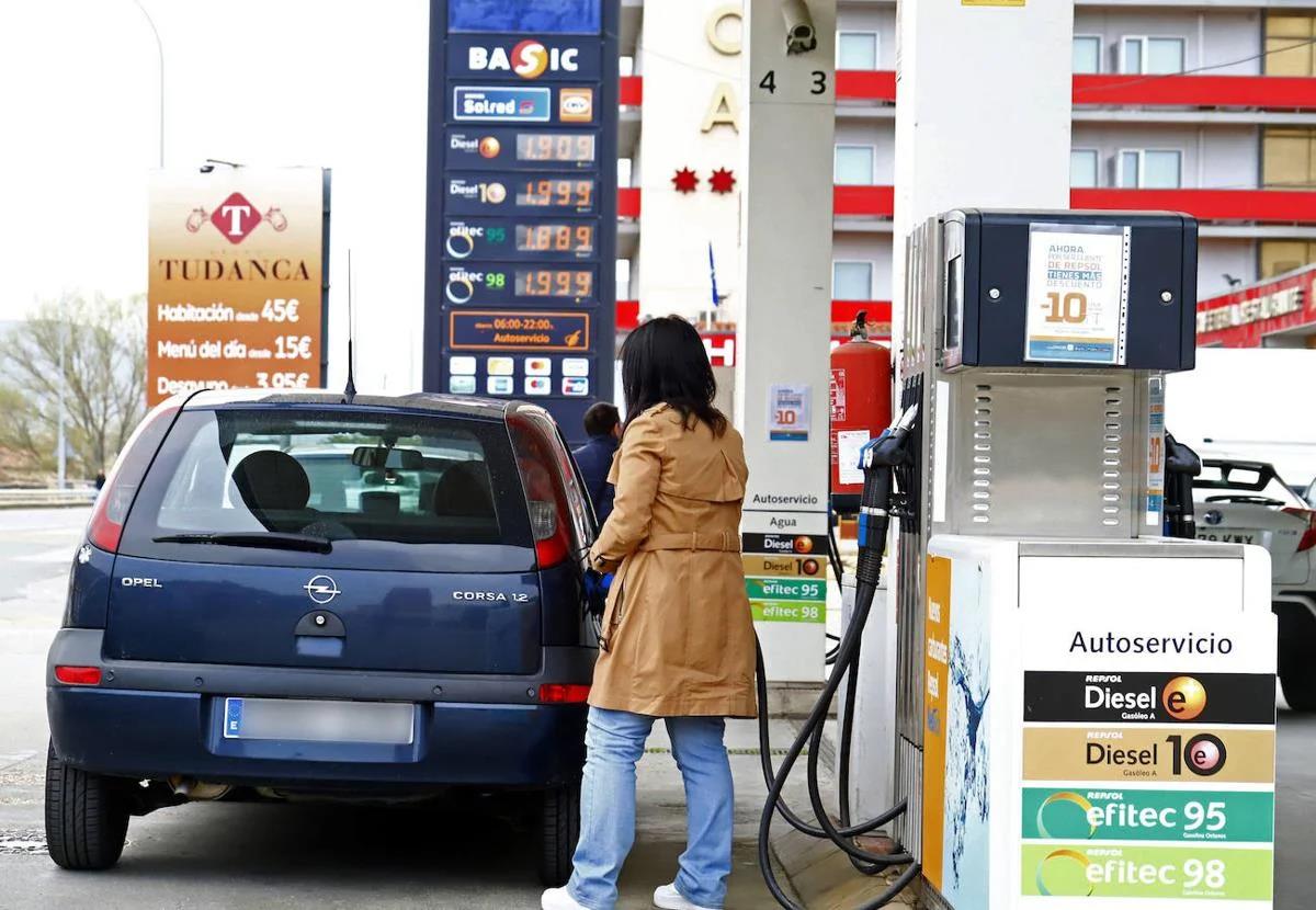 A customer refuels her car.